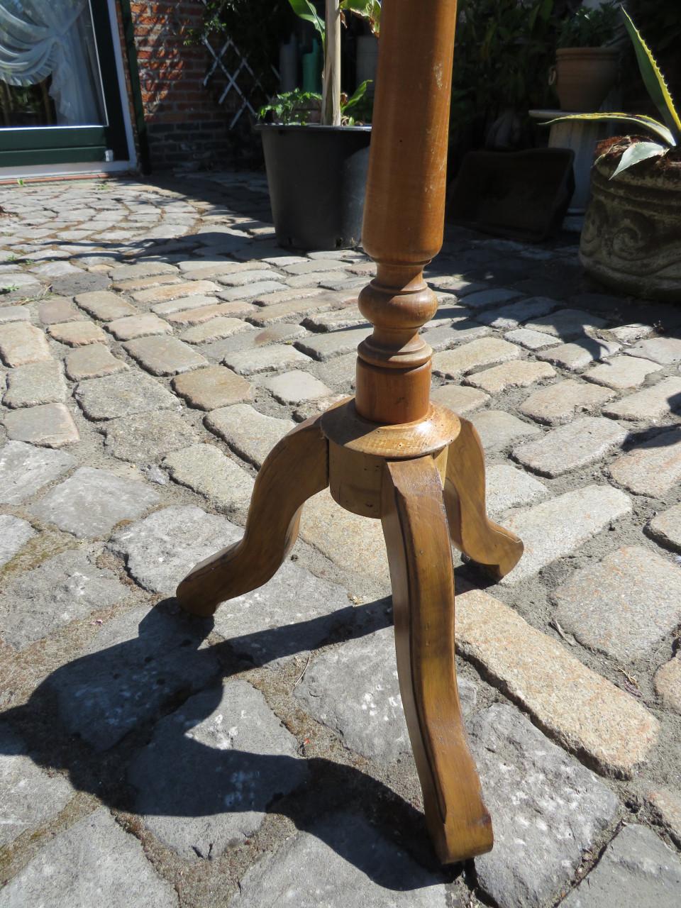 Antieke paspop met houten onderstel