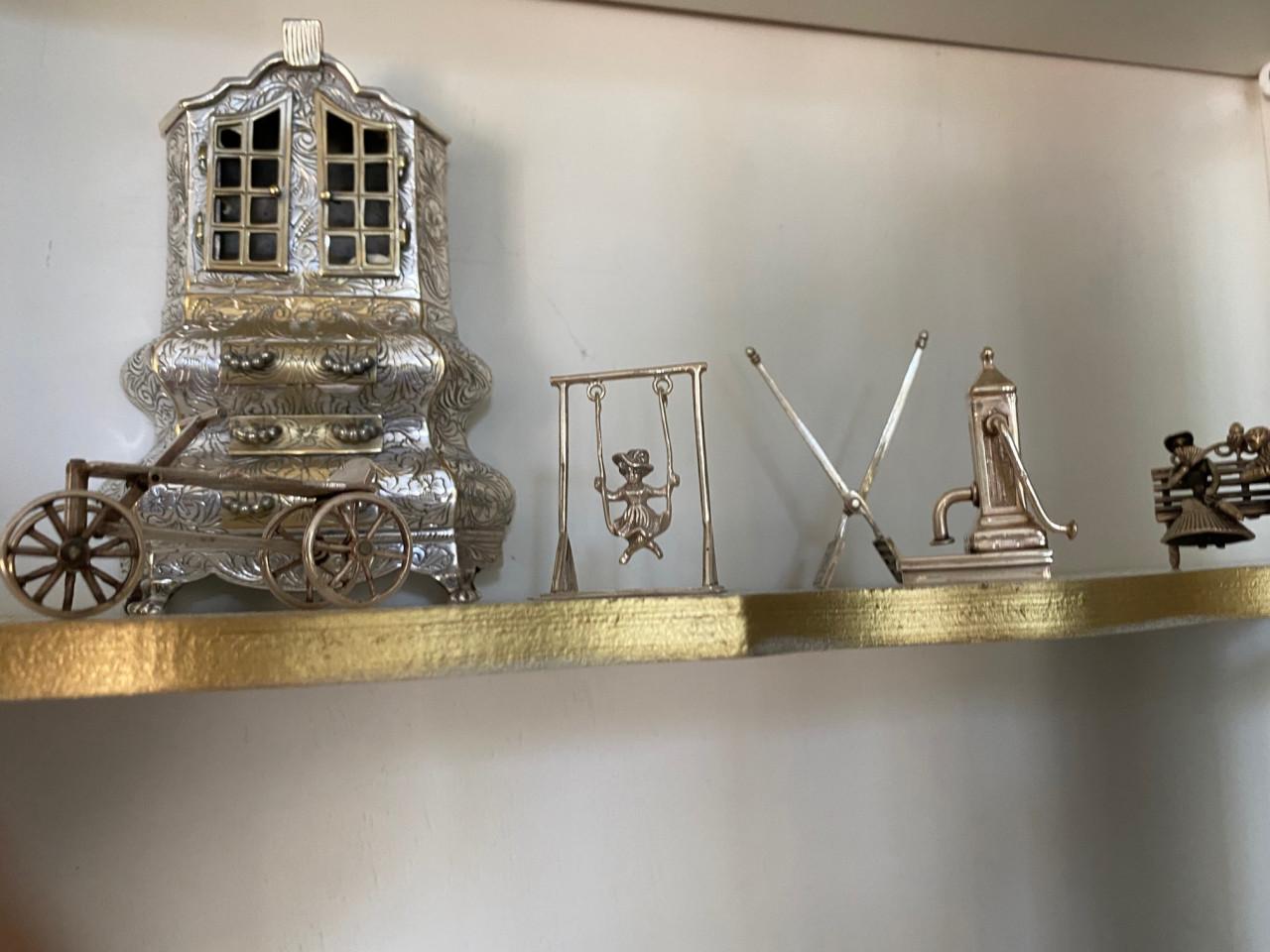 Wandkaste met Zilveren beeldjes