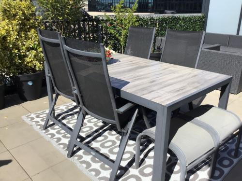 .tuinstoelen met kussens en tafel