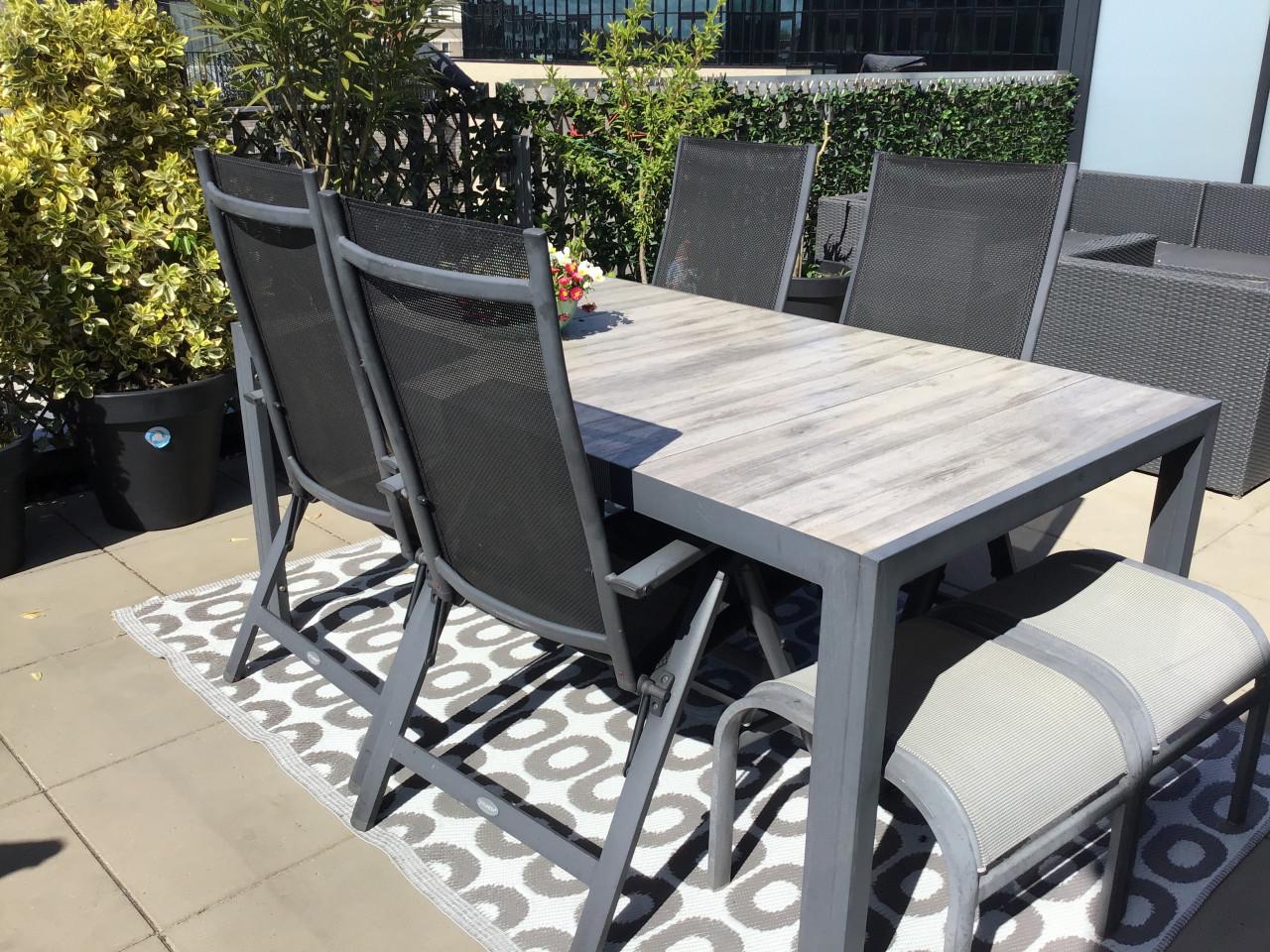 .tuinstoelen met kussens en tafel