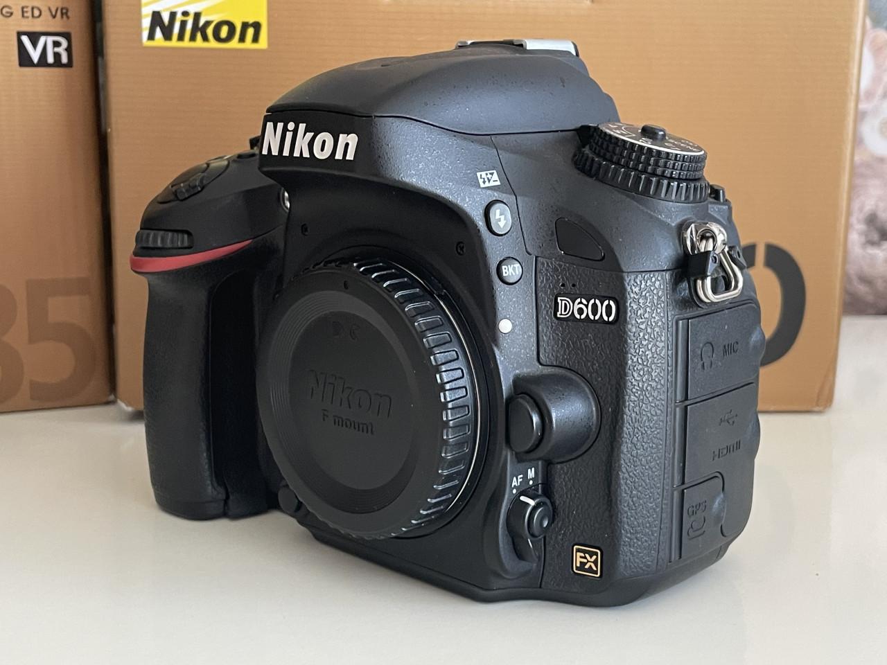 Nikon D600 Camera met lenzen, flitser etc.