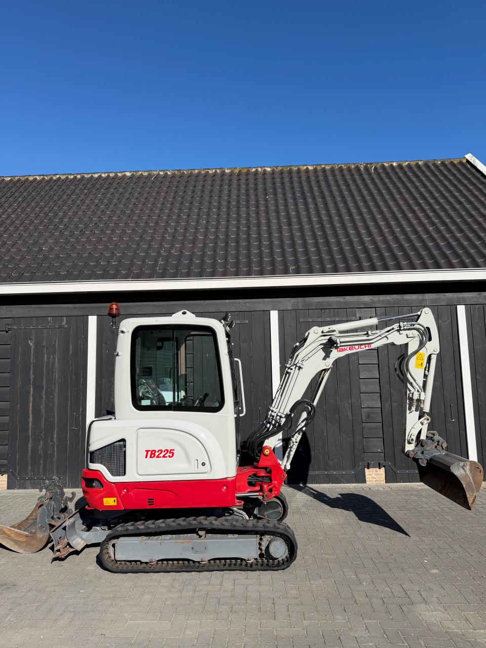 Takeuchi TB225 zo goed als nieuw!!