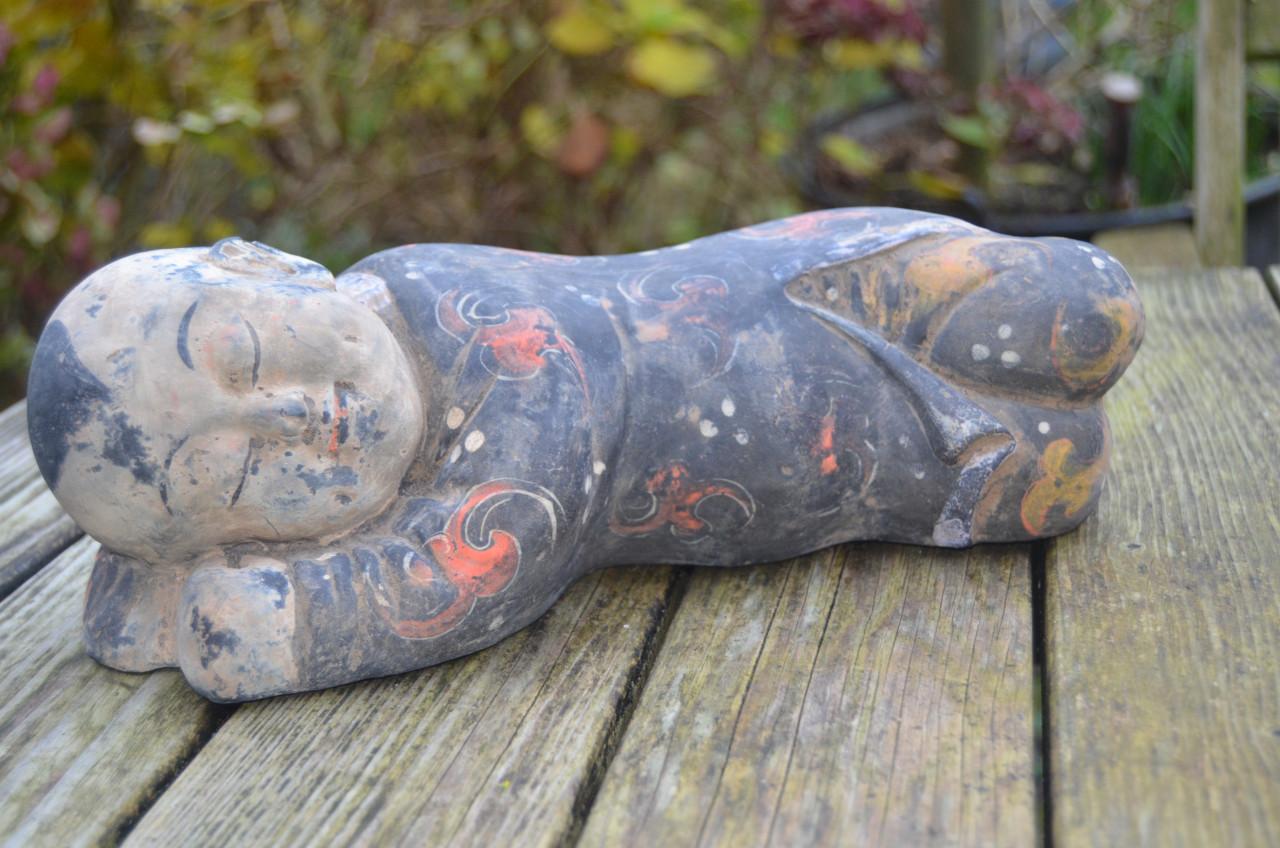 Chinees beeld van een slapend zotje ipst.