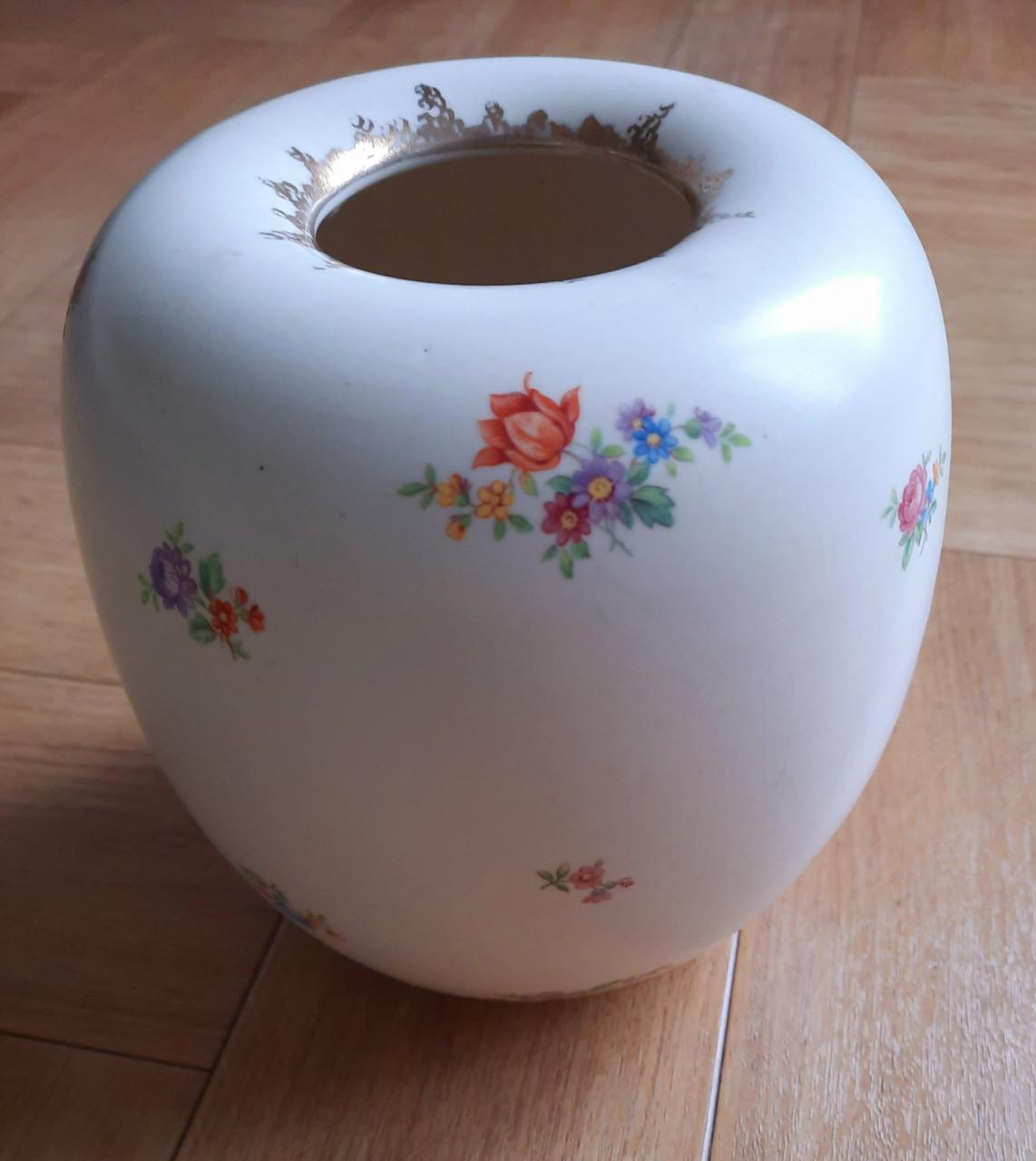 Vaas van Ned. Kon. Plateelbakkerij Gouda.