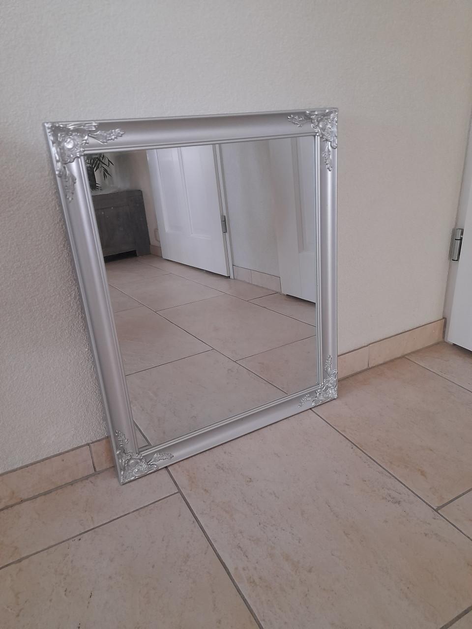 Leuke spiegel  50 x 60  (in goede staat )