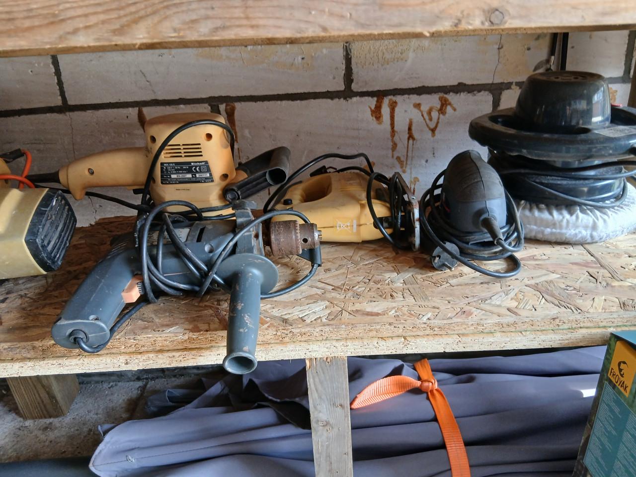 Te koop garage/schuurverkoop allerlei spulletjes koopje in een koop