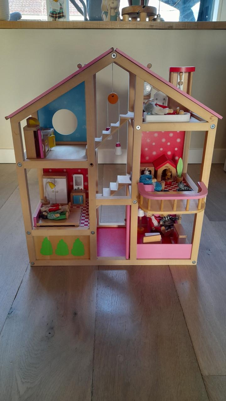 Poppenhuis, netjes en compleet