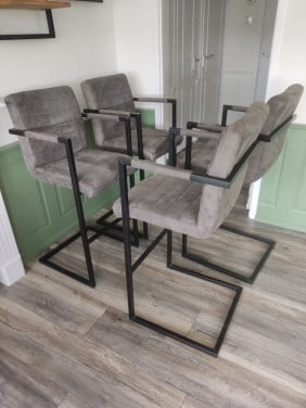 4 grijze barstoelen