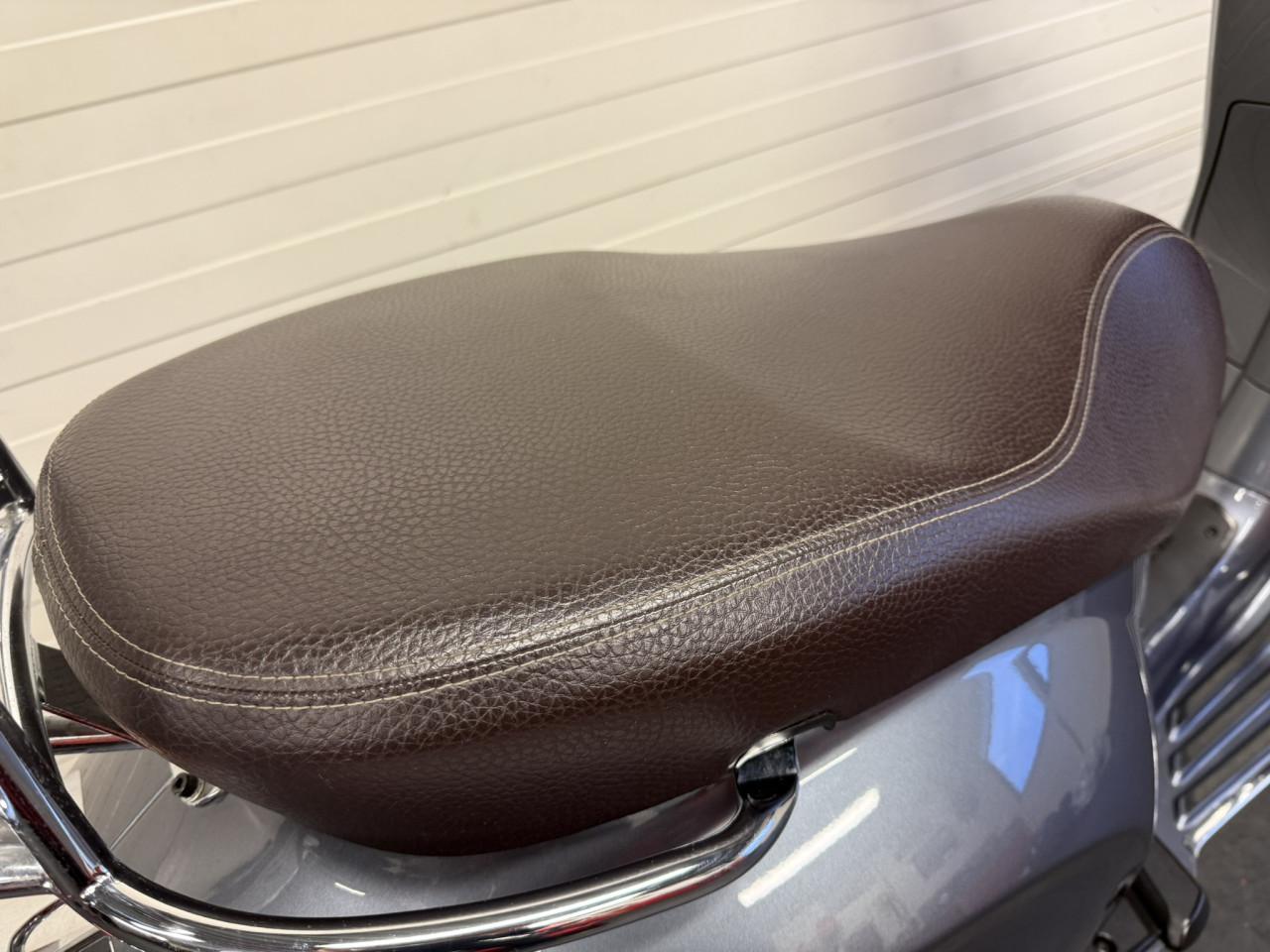 Zeer nette en complete Vespa Primavera Touring 45km!