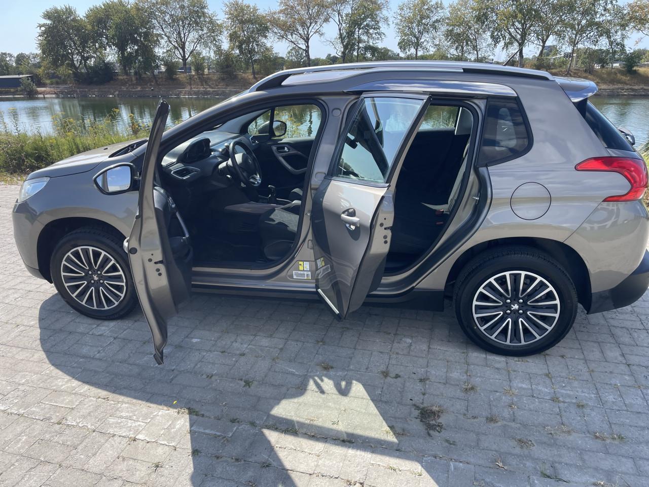 Peugeot 2008 1.2  pure tech bleu lion