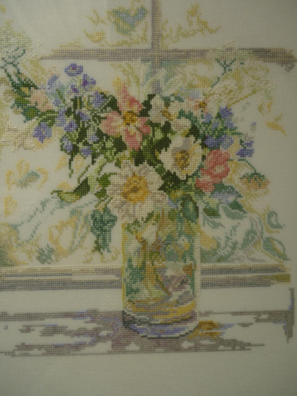 Lanarte Bloemen in zonlicht borduurwerk in lijst 42x42 cm