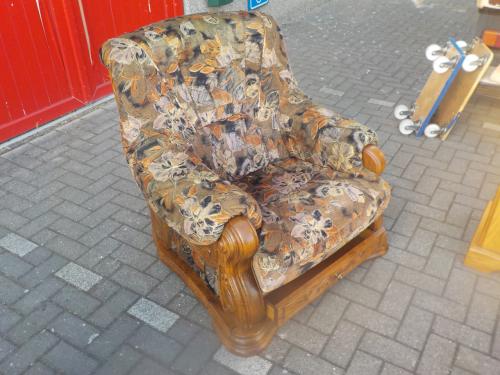 2 in zeer goede staat mooie kwaliteit fauteuils met lade in de fauteuil