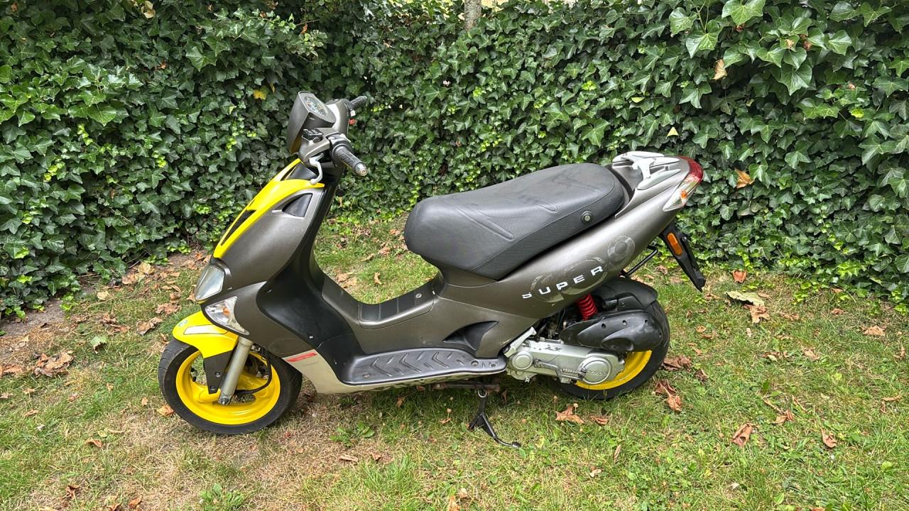 Kymco Super 9 LC 50cc geel kenteken