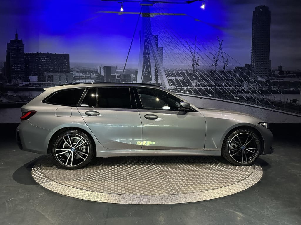 BMW 3-serie touring 330e xdrive *pano*360camera*sportstoelen*laser*
