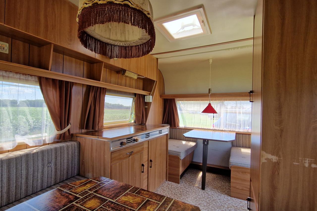 Caravan (met voortent en 2 luifels)