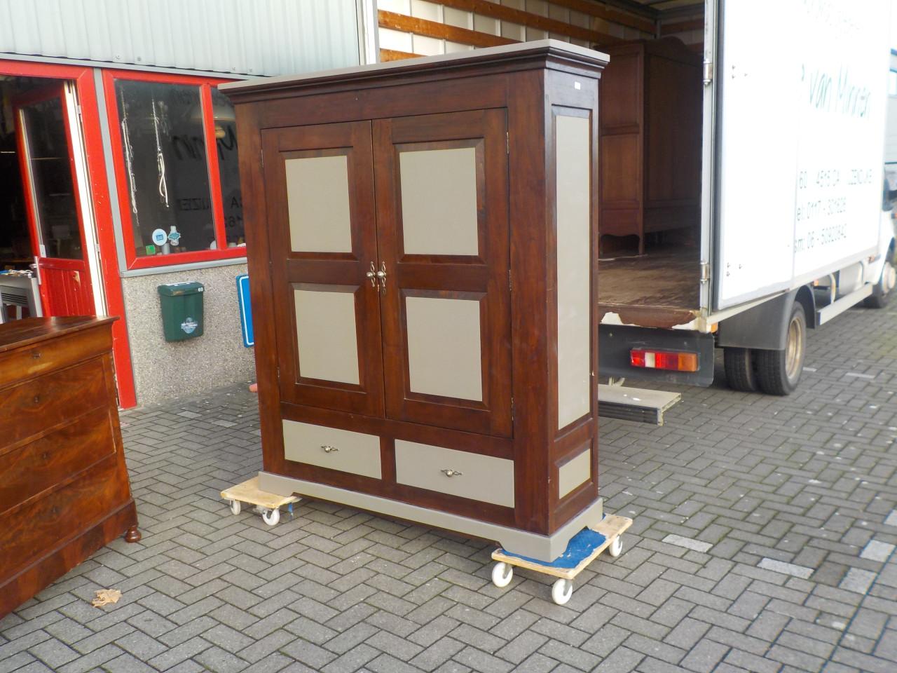 Geheel massief wandmeubel met4 laden waarvan 2 in  kast in zeer goede staat