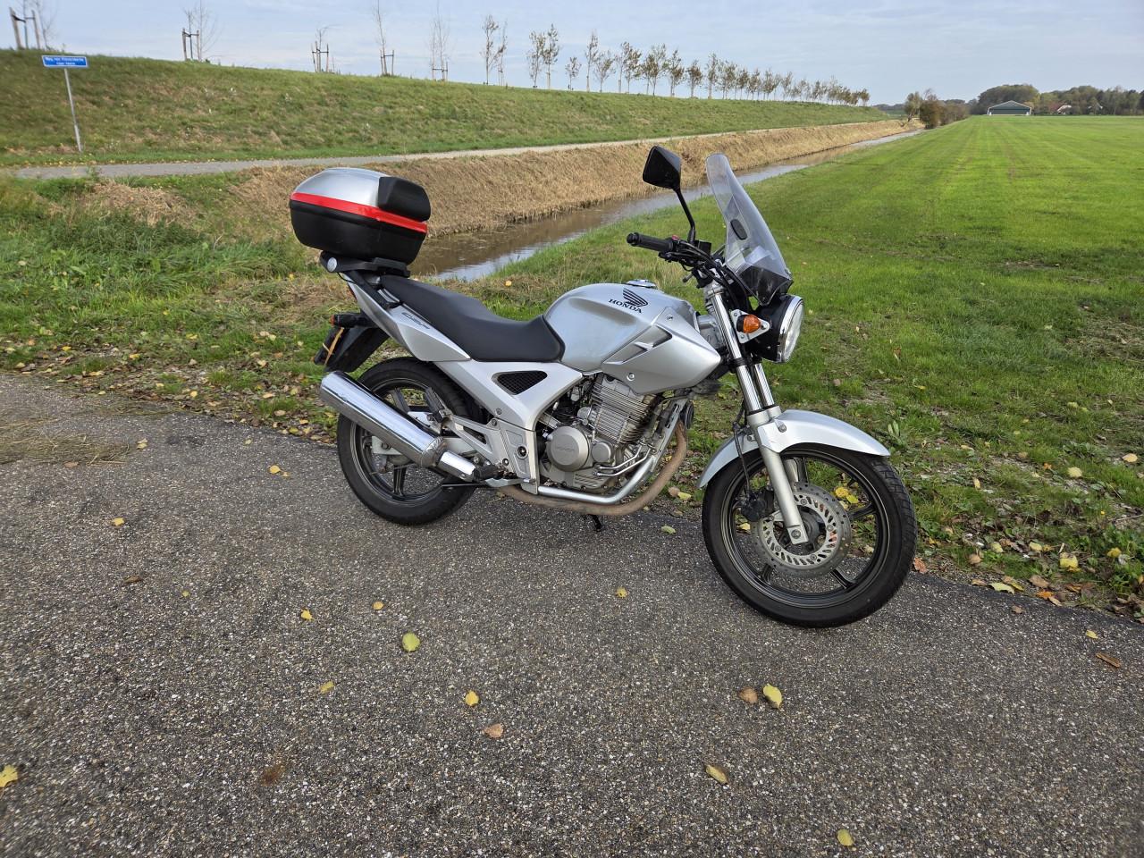 Honda CBF250 2007 met topkoffer en windscherm
