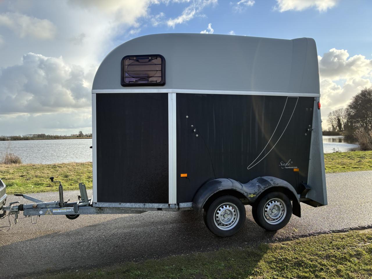 Hoge 1,5 paards Humbaur Single met alubicomp bodem b.j. 2016