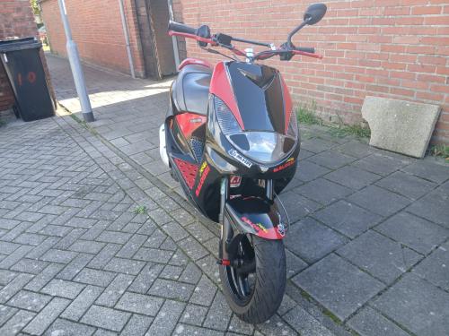 Te koop stoere peugeot vivacity met geel kenteken