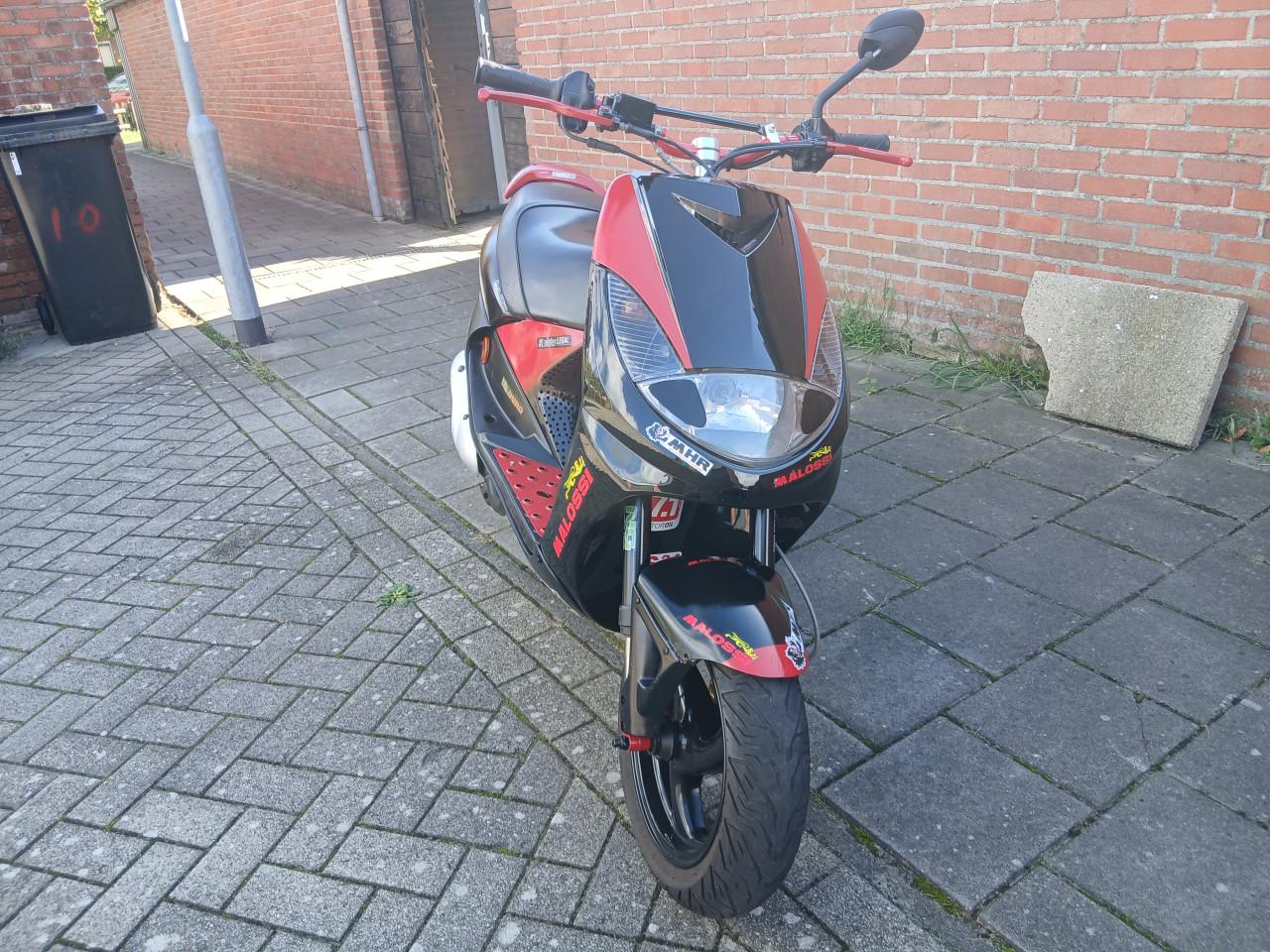 Te koop stoere peugeot vivacity met geel kenteken