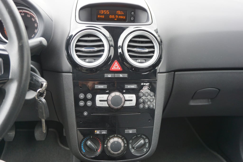 Opel Corsa 1.2-16v cosmo airco / elektr. ramen / trekhaak / nap