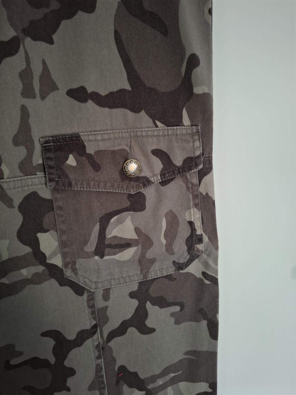 Camouflagebroek met borduursel. Maat 44. Nieuw