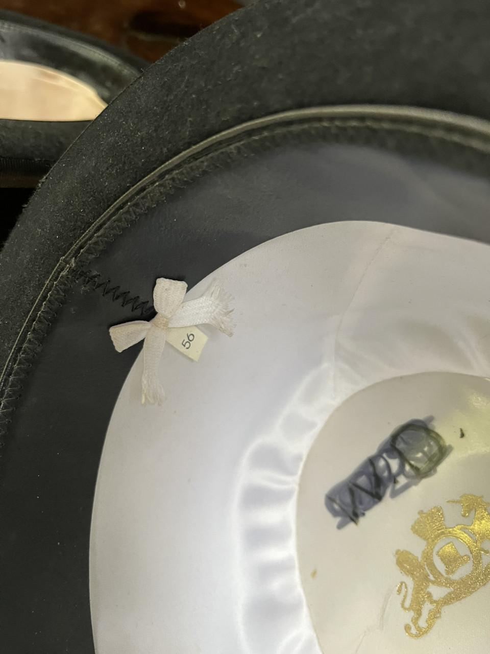 2 Zwarte hoge hoeden Wegener en Elite