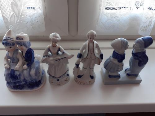 Blauwe souvenir beeldjes.