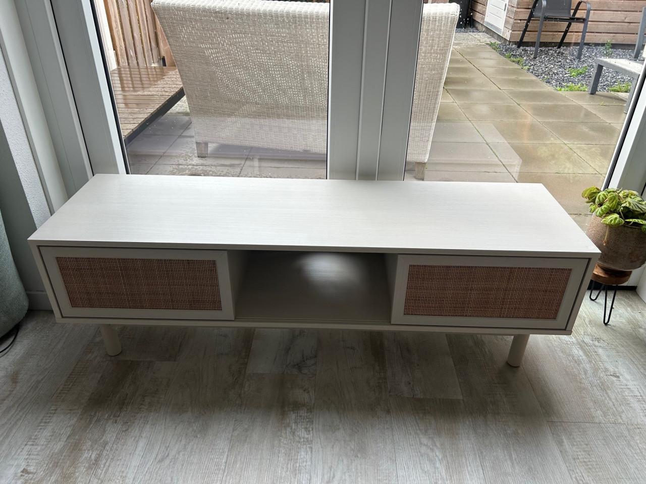 TV meubel +  tafel  ( Set prijs 100,- )