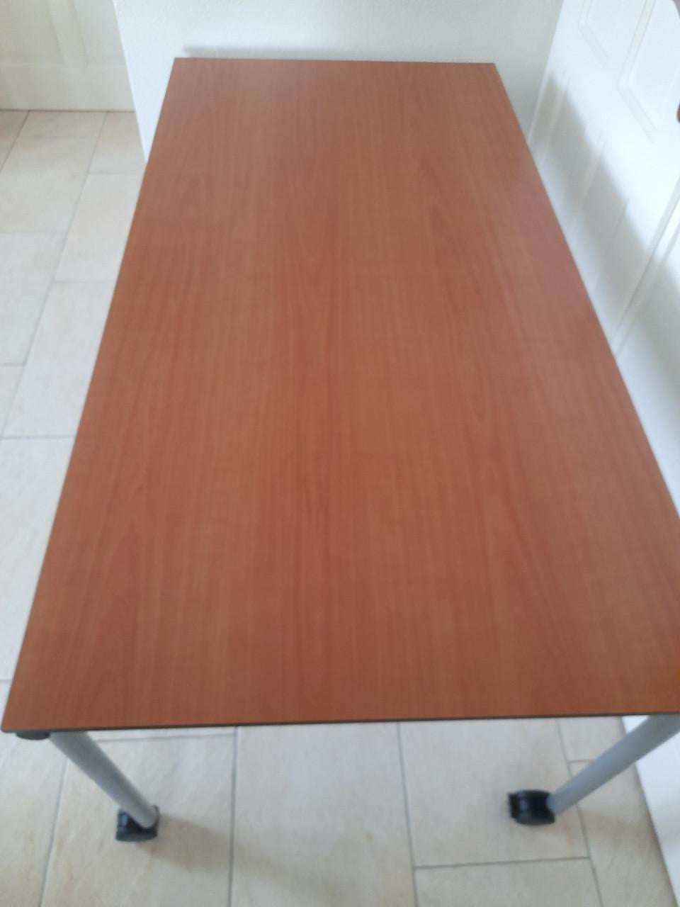 Verrijdbare Tafel / bureau  160 x 80 x 74H  ( in goede nette staat )