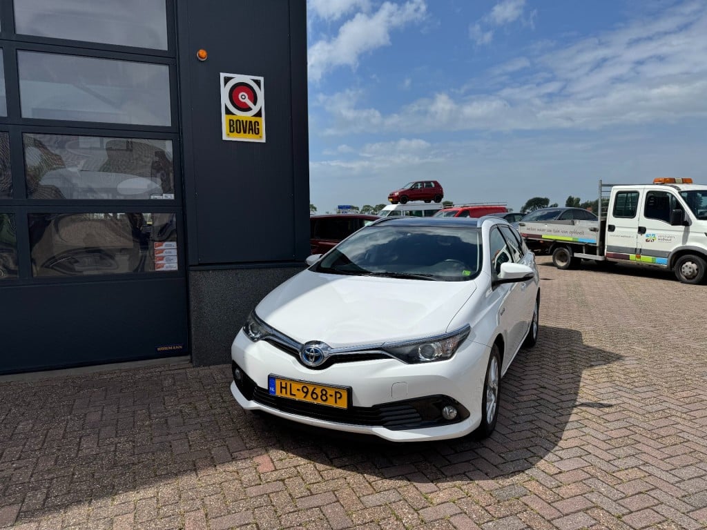 Toyota Auris 1.8 hybrid lease pro