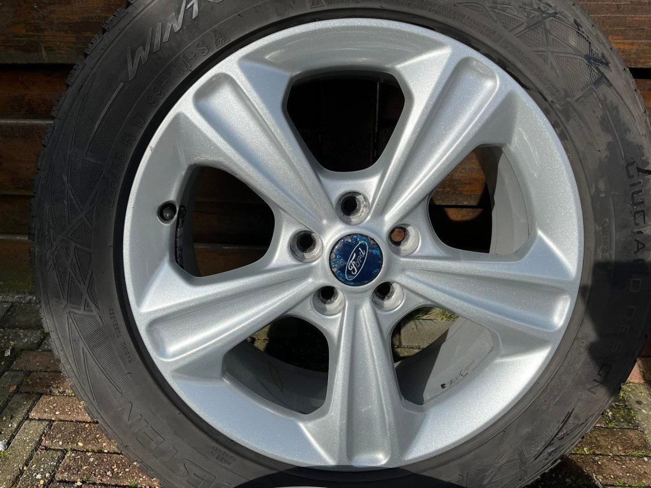 4 lichtmetalen velgen (Ford Kuga) + 2 winterbanden