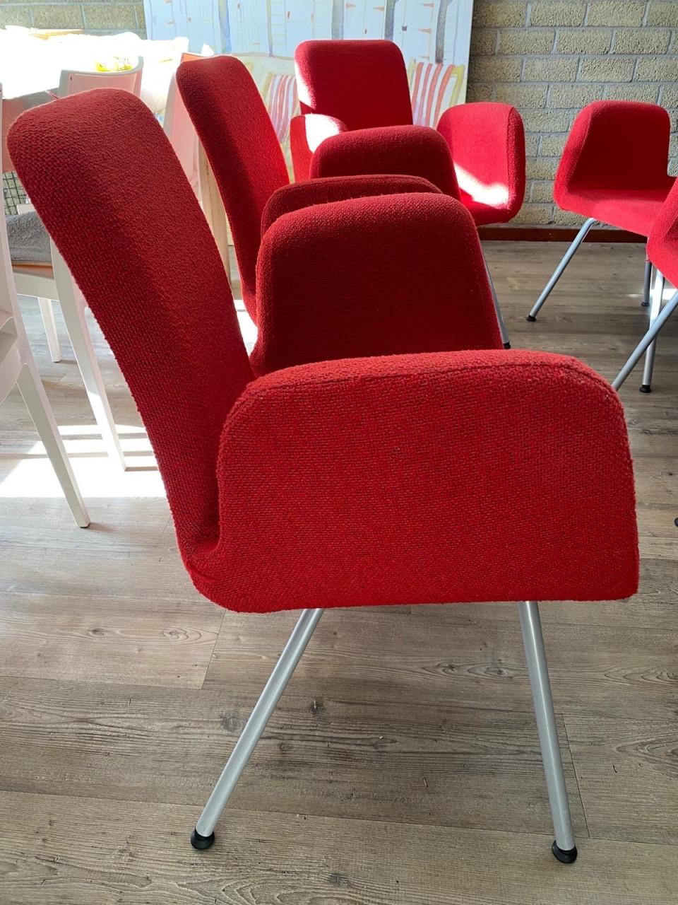 Stevige stoel, lekkere zit 6x moderne stoelen in rode bouclé