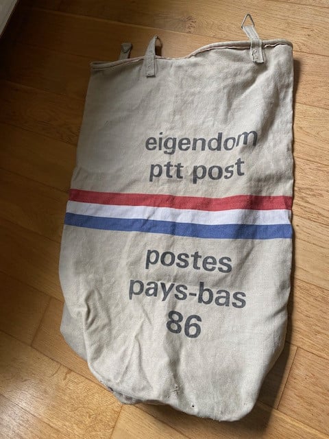 Originele oude postzak met originele ijzeren ophanghaakjes