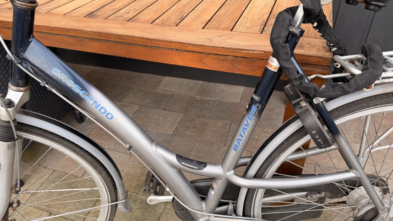 Dames stationsfiets Batavus met zwaar kettingslot