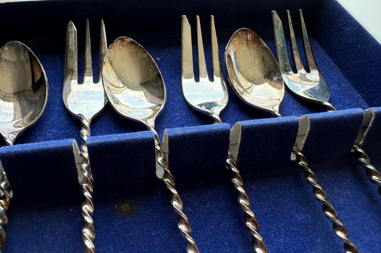 14 mooie gebaksvorkjes en -lepeltjes.