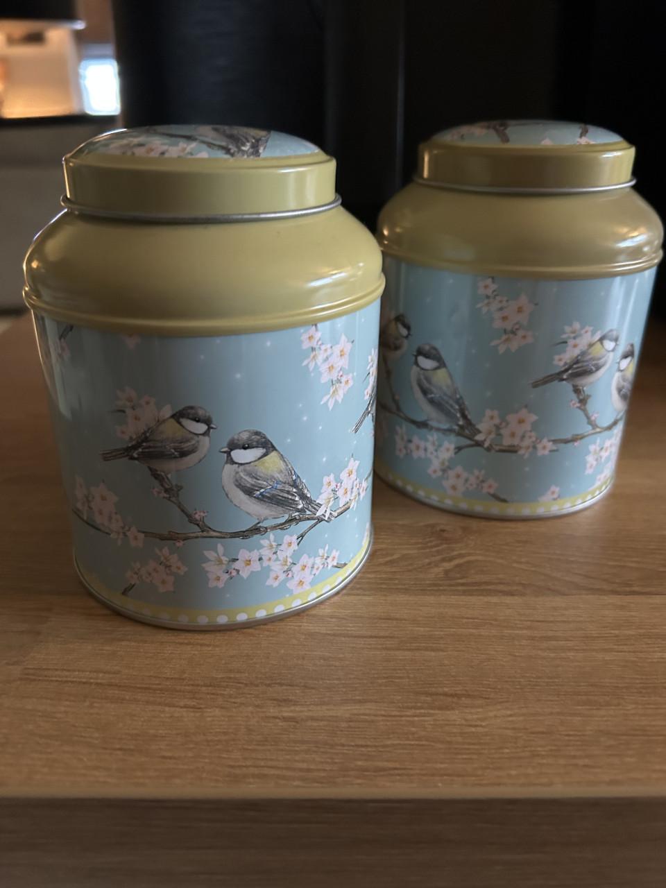 Voorraad blikken thee blik