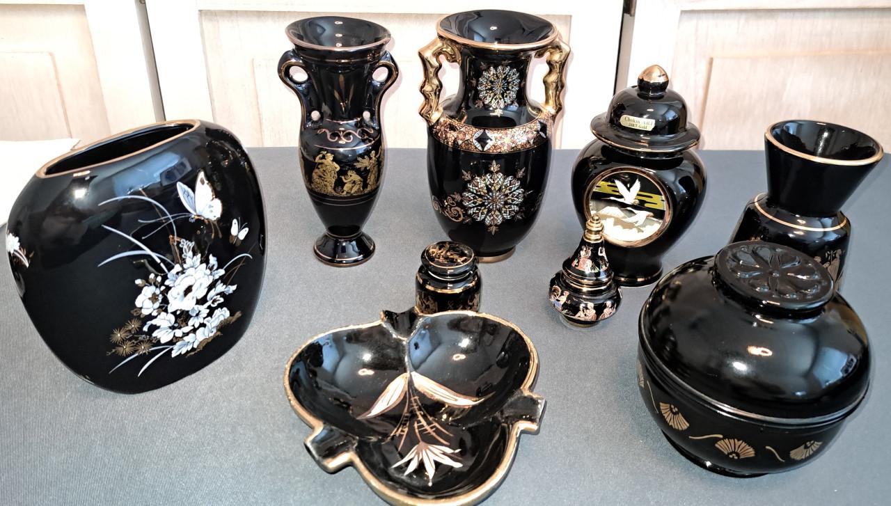 Mooie zwarte decoratieve vazen, asbak, e.d. art chokin, 24K goud
