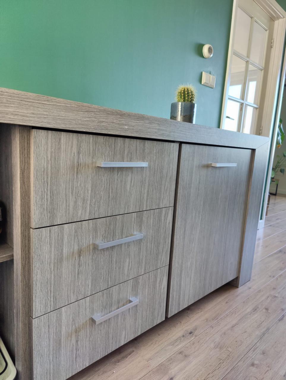 Hoekbank, eettafel + stoelen, salontafeltjes, dressoir