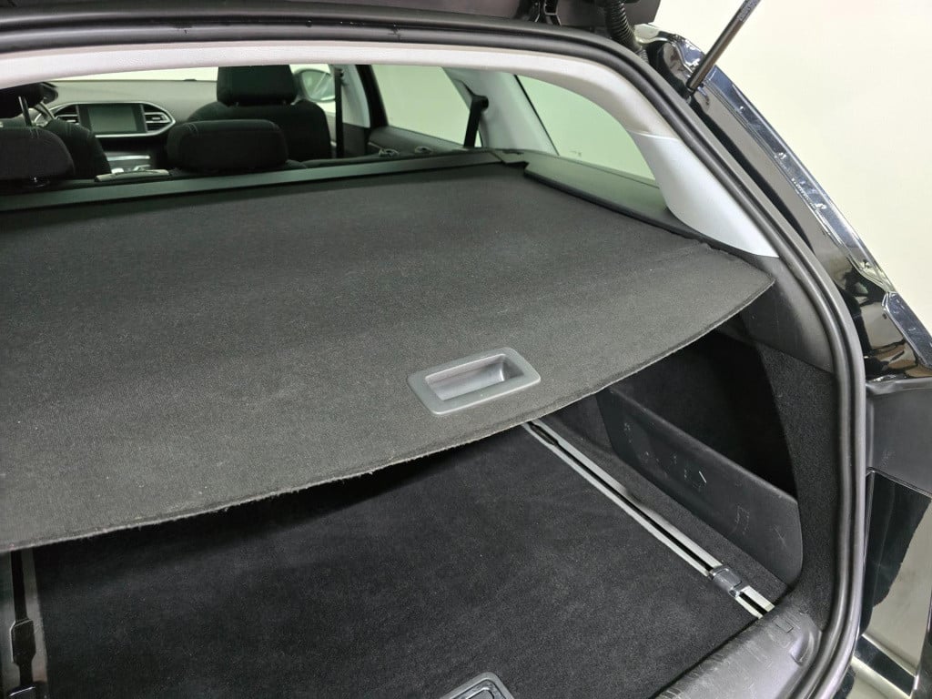 Peugeot 308 sw occasion stationwagen met trekhaak en grote kofferbak | twee