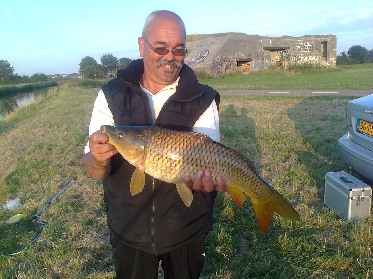 Sportvissers voor € 17,50 een jaarvergunning voor 2 hengels 3hengels €25,00