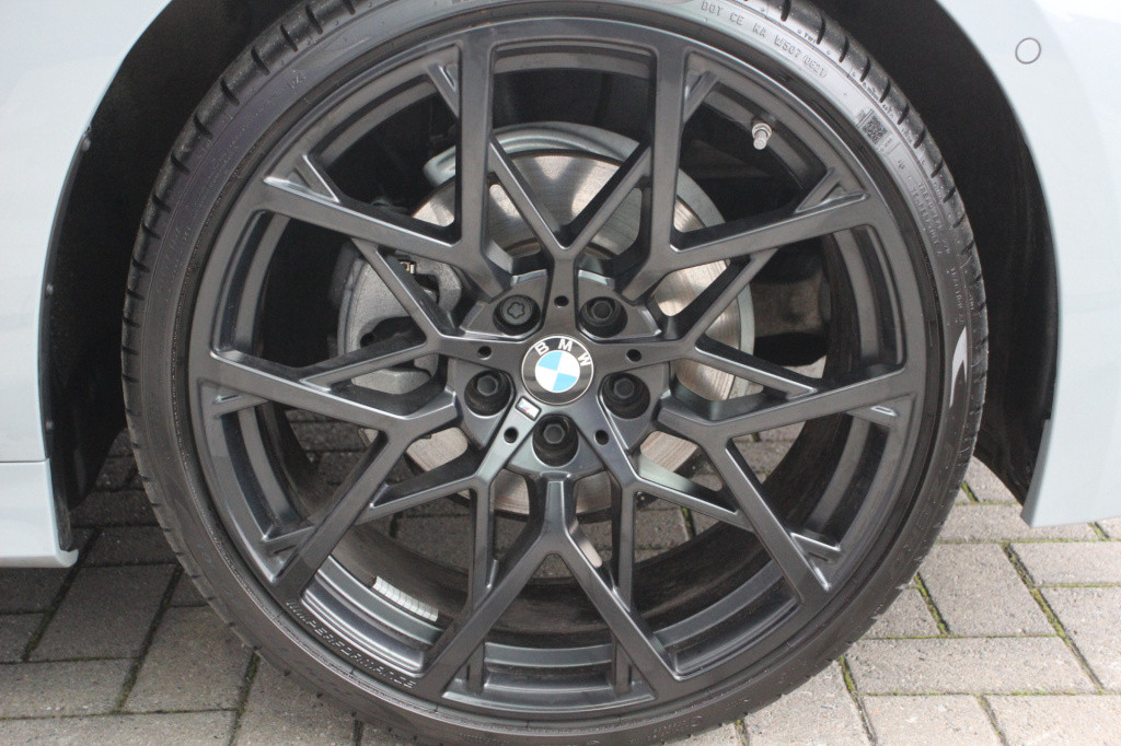 BMW 3-serie 320i m-sport | schuifdak | 20'' styling 795m | el trekhaak