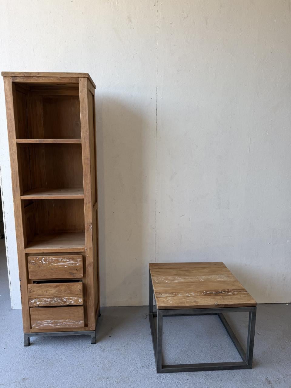 Stoere industriële houten kast