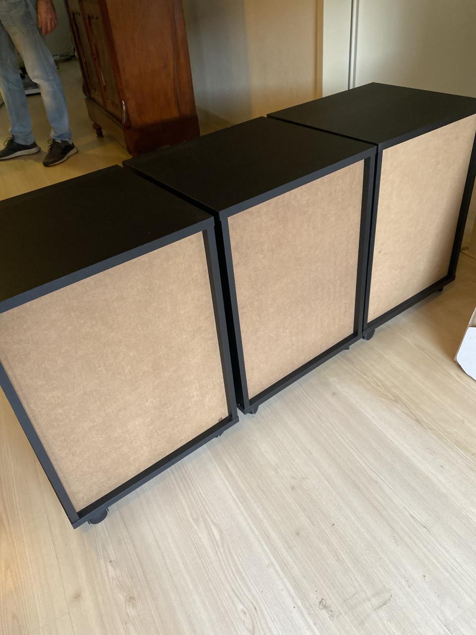 Drie identieke ladenkastjes zwart op wieletjes
