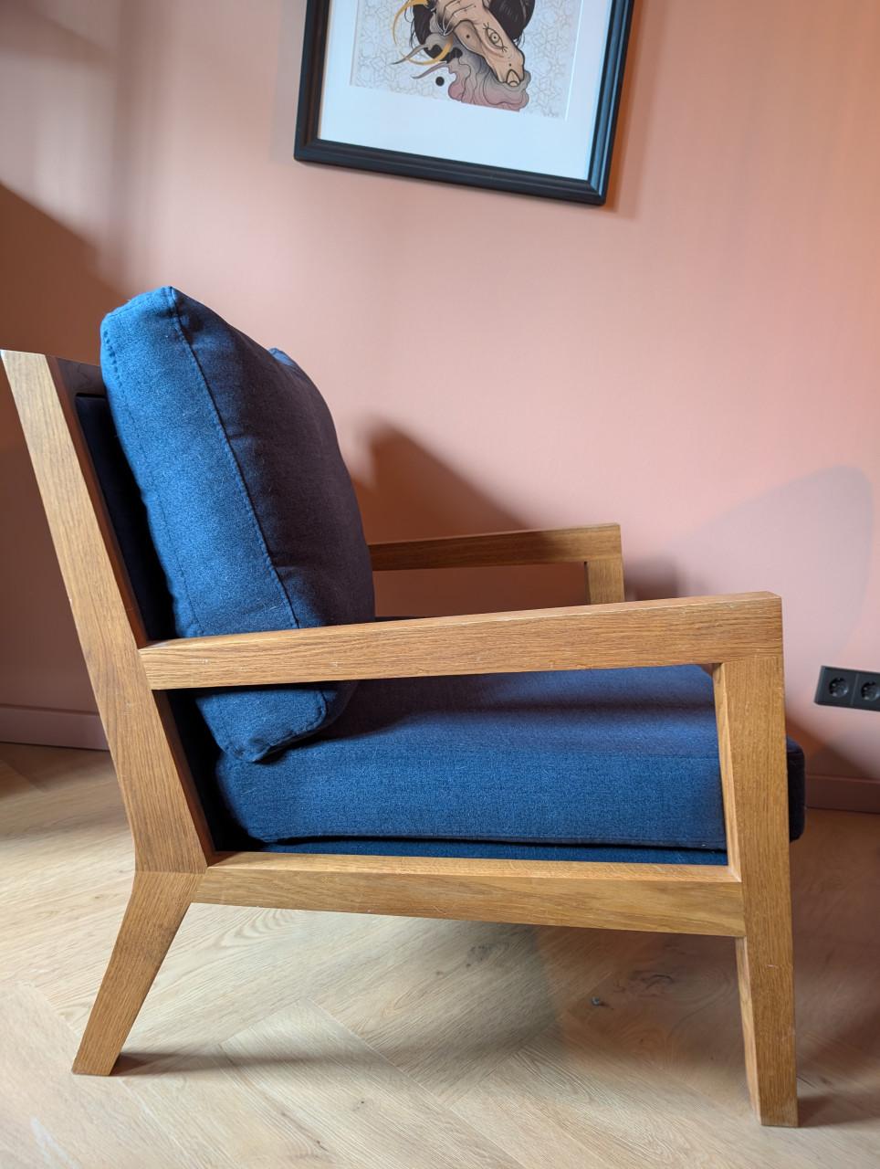 Moderne design fauteuil van massief hout met donkerblauwe kussens