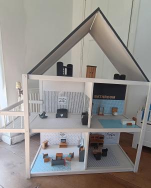 Houten poppenhuis met meubels