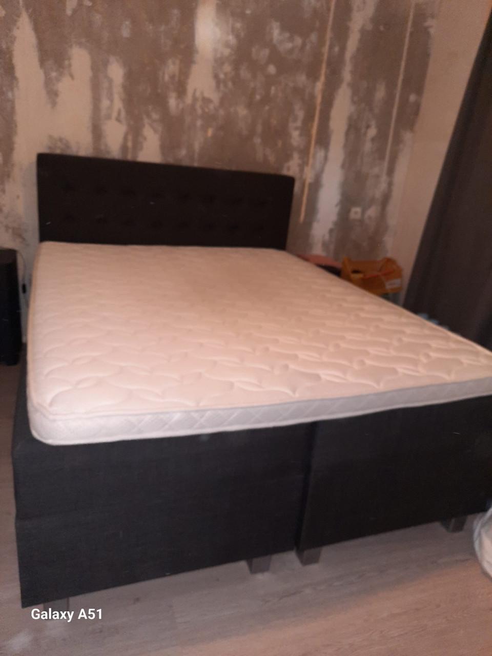 1 x 2 persoons boxspring en 2 x 1 persoonsbedden