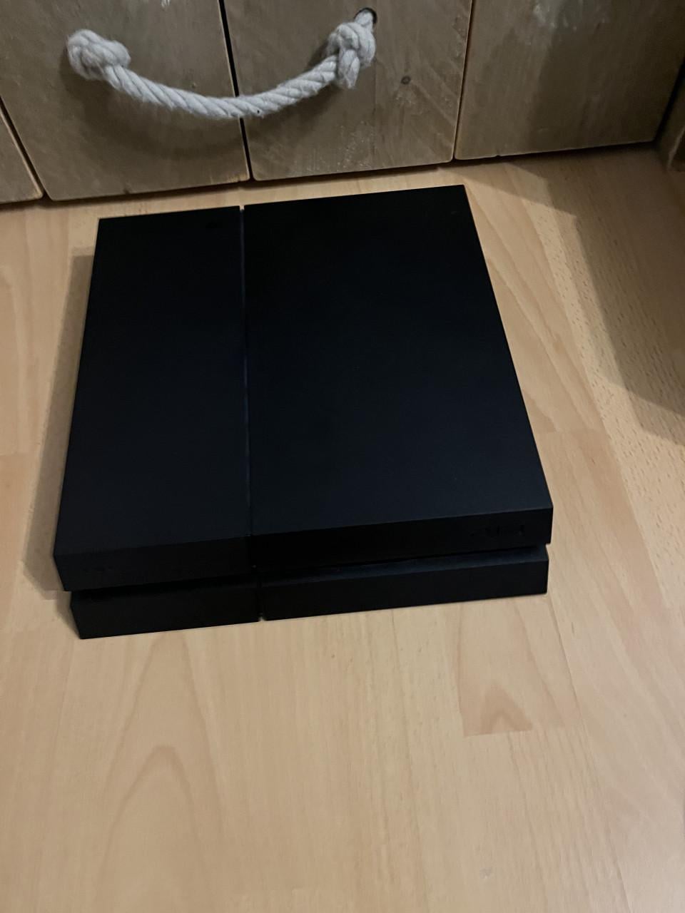 PlayStation 4 1TB met controller, oplaaddock en 3 spellen (Alleen ophalen)
