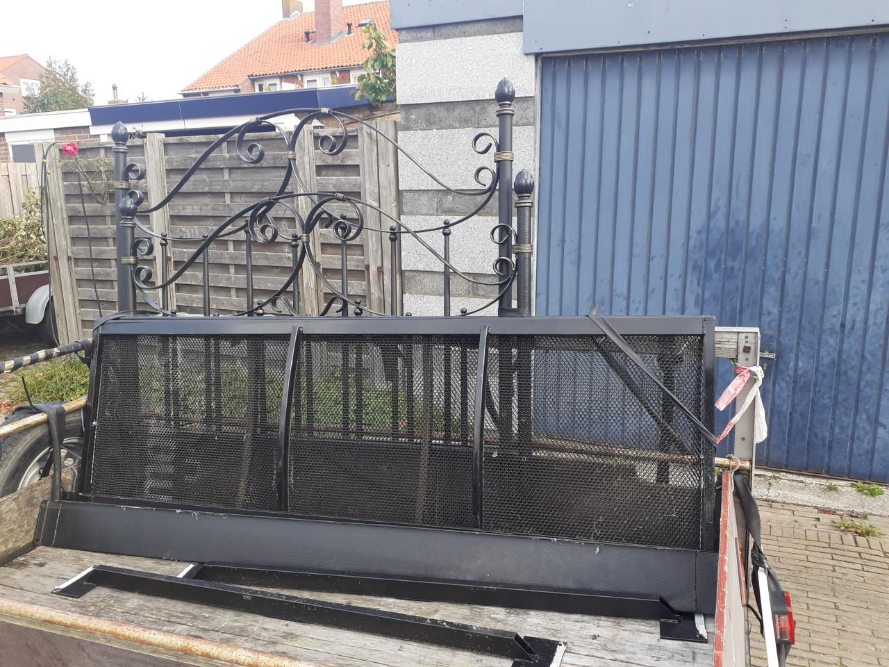 Groot Bed 2-pers. Smeedijzer zwart met gouden bies..!! 140 x 200