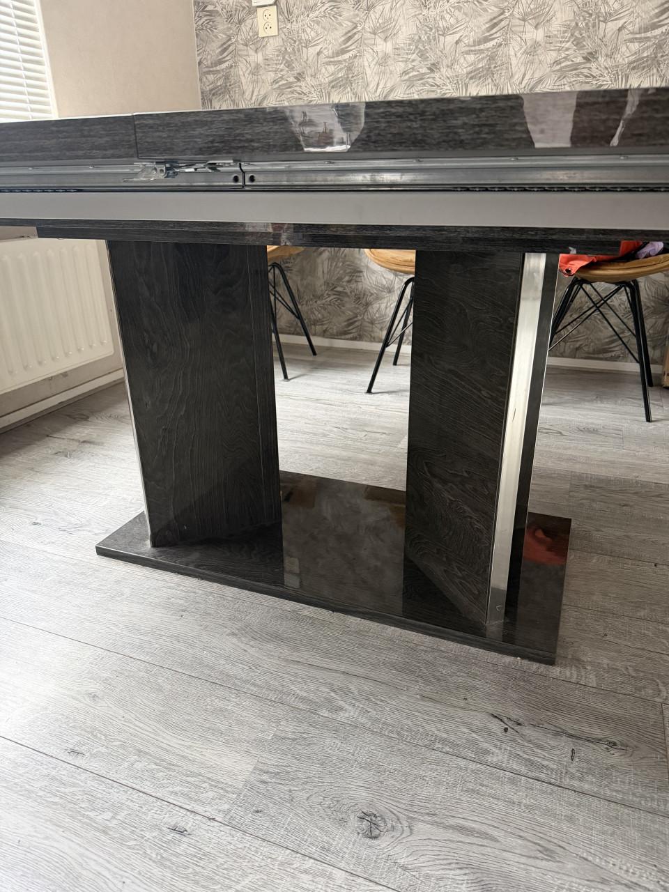 Uitschuifbare eetkamertafel 1,04 bij 1,80, uitschuifbaar tot 2,70